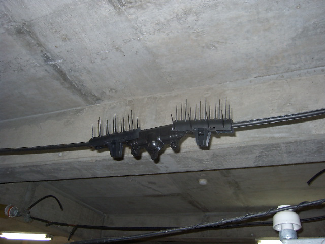 架空線用鳥獣害解消器『とりストップ』