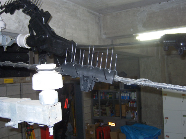 架空線用鳥獣害解消器『とりストップ』